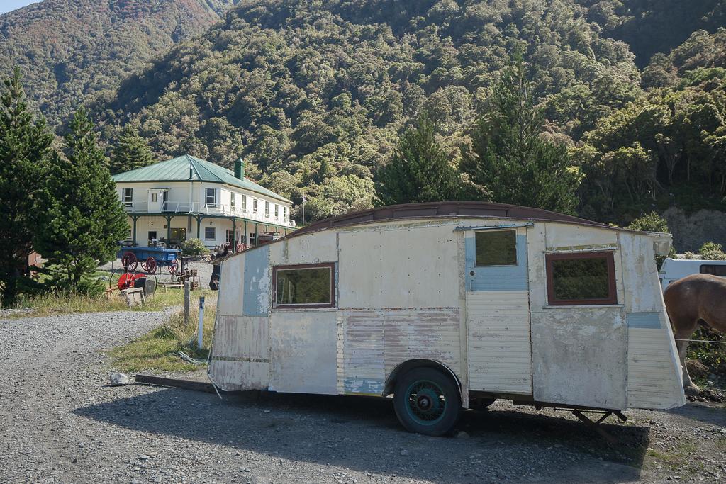 Otira Stagecoach Hotel ภายนอก รูปภาพ